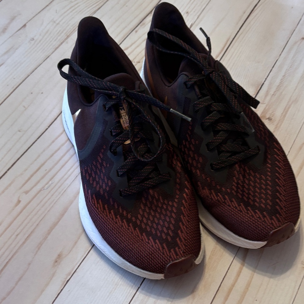 Nike Women's Burgandy- Zoom Windflow- Athletic Shoes size 8.5 like new